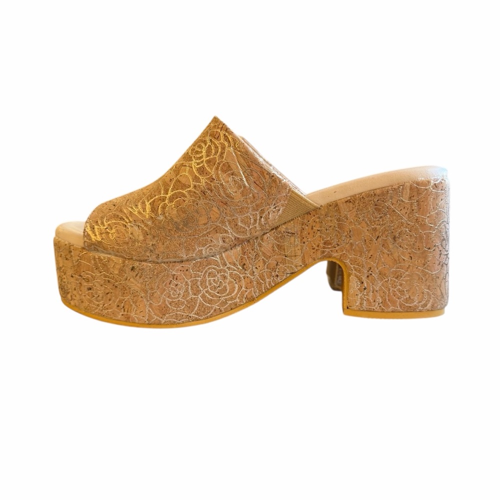 BEACH by Matisse Terry Style Floral Embossed Tan Cork Platform Mules Size 6 - Picture 4 of 9